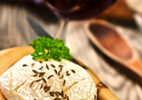Harzer Käse und ein Glas Rotwein laden zu einem genussvollen Ausklang des Urlaubstages ein.