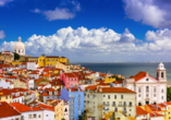 Genießen Sie den Panoramablick über Lissabon im Stadtviertel Alfama.