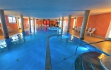Schwimmen Sie Ihre Bahnen im Hallenbad des Hotels!