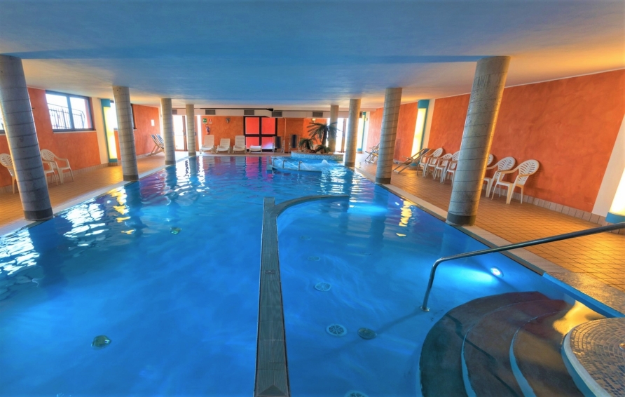 Schwimmen Sie Ihre Bahnen im Hallenbad des Hotels!
