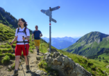 In der umliegenden Alpenlandschaft erwarten Sie Wanderungen für jedes Fitnesslevel.