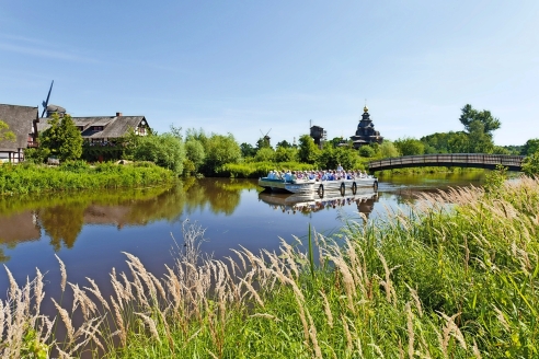 Mit einer Kahnfahrt ist es Ihnen möglich, die zauberhafte Fluss- und Seenlandschaft zu erkunden.