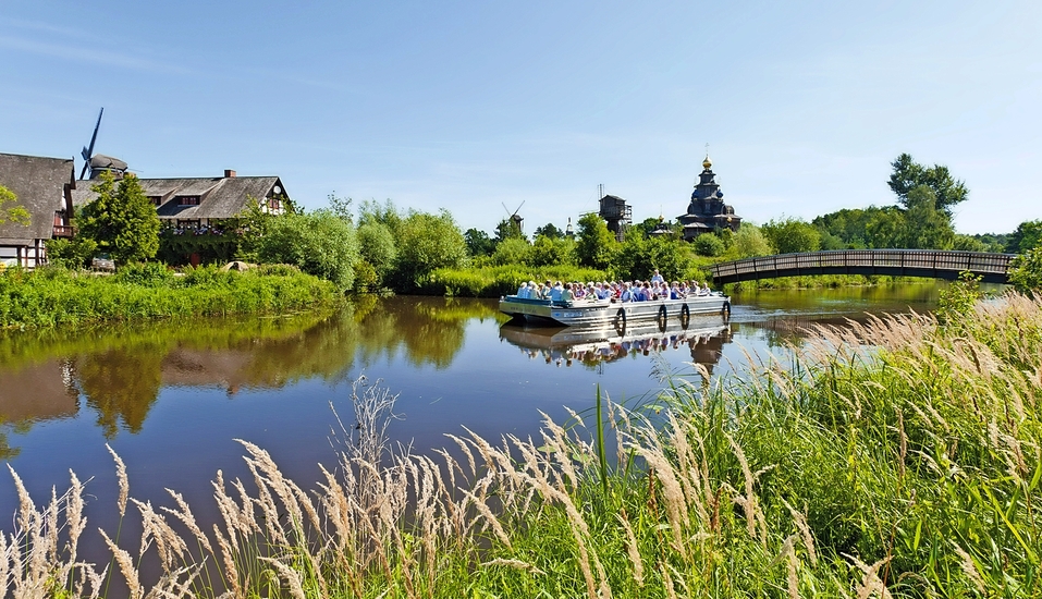 Mit einer Kahnfahrt ist es Ihnen möglich, die zauberhafte Fluss- und Seenlandschaft zu erkunden.