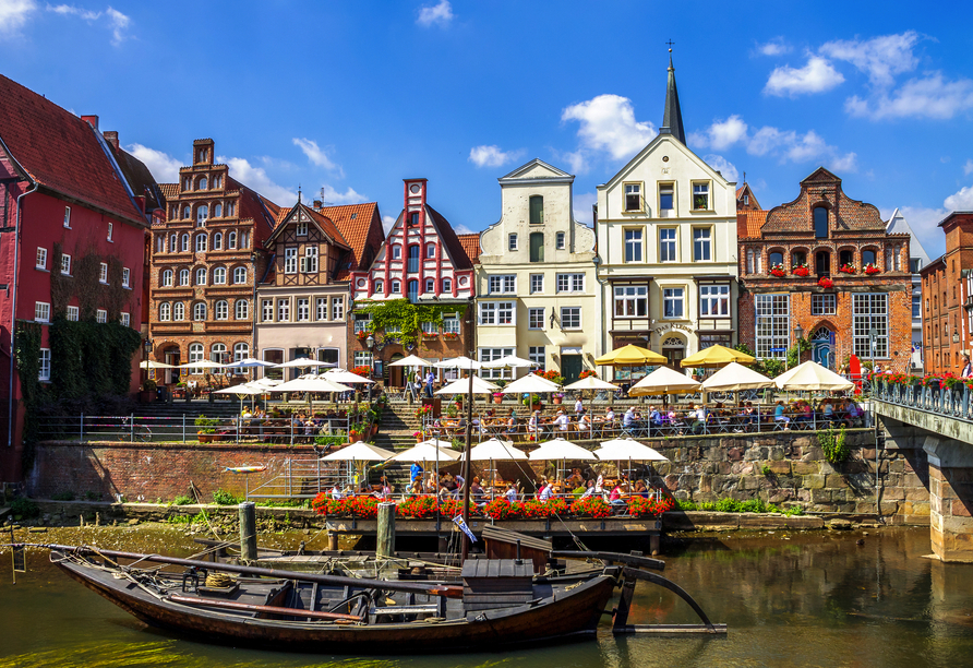 Bestaunen Sie die Fachwerkhäuser am Stintmarkt im Lüneburger Hafen.