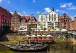 Bestaunen Sie die Fachwerkhäuser am Stintmarkt im Lüneburger Hafen.