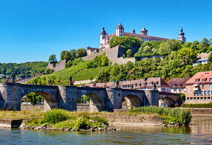 Weithin sichtbar sind die Festung Marienberg und die Alte Mainbrücke in Würzburg.