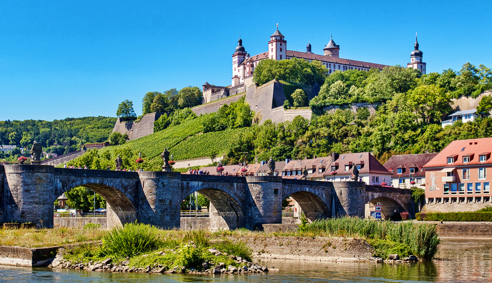 Die Festung Marienberg und die Alte Mainbrücke in Würzburg