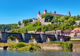 Weithin sichtbar sind die Festung Marienberg und die Alte Mainbrücke in Würzburg.
