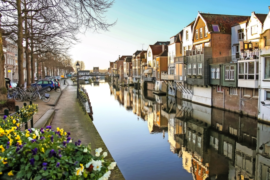 In Gorinchem finden Sie die typisch niederländischen Kanäle.