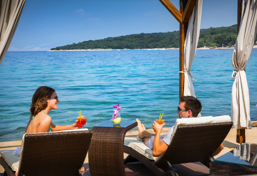 Was gibt es Schöneres, als mit einem Cocktail in der Hand am Strand zu entspannen?