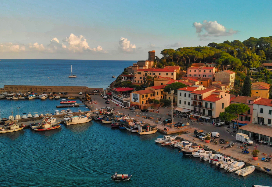 Marina di Campo begeistert mit charmantem Hafen, farbenfrohen Häusern und italienischem Inselflair.