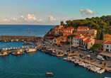 Marina di Campo begeistert mit charmantem Hafen, farbenfrohen Häusern und italienischem Inselflair.