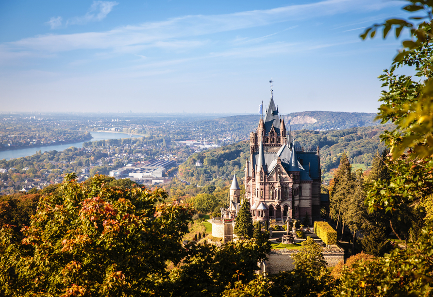 Genießen Sie die herbstliche Landschaft entlang des Flussufers mit Blick auf das Schloss Drachenburg.