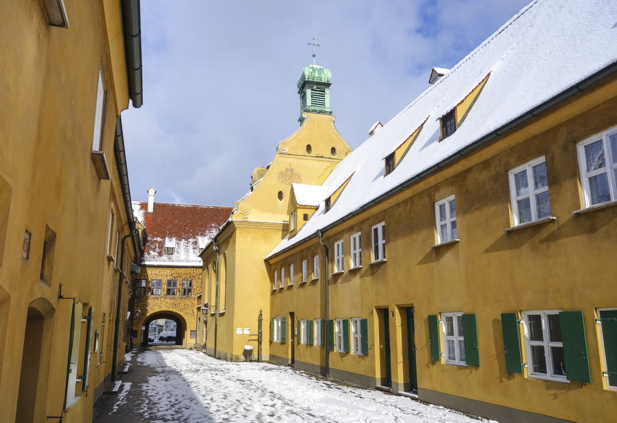 Besuchen Sie die Fuggerei in Augsburg: die ältesten Sozialwohnungen der Welt.