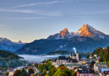 Besuchen Sie das nahegelegene Berchtesgaden mit dem imposanten Watzmann als malerische Bergkulisse.