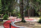 Spielen Sie eine Runde Minigolf im Ferienpark Hambachtal.