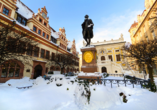 Auch im Winter ist Leipzig einen Besuch wert. Schauen Sie sich zum Beispiel das Goethe-Denkmal auf dem Naschmarkt an!
