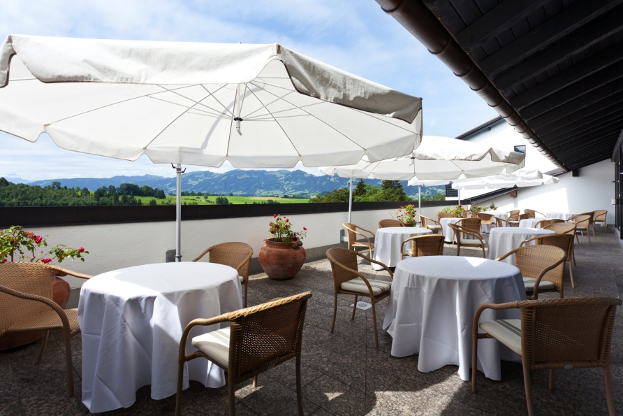 Das schöne Wetter können Sie auf der Terrasse genießen.