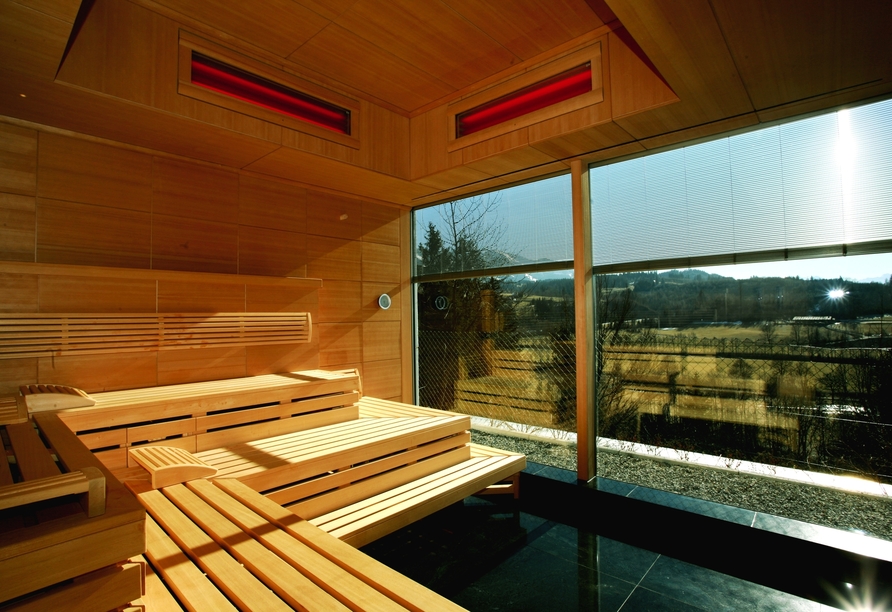 Die Panorama-Sauna bietet einen grandiosen Ausblick auf die umliegende Landschaft.