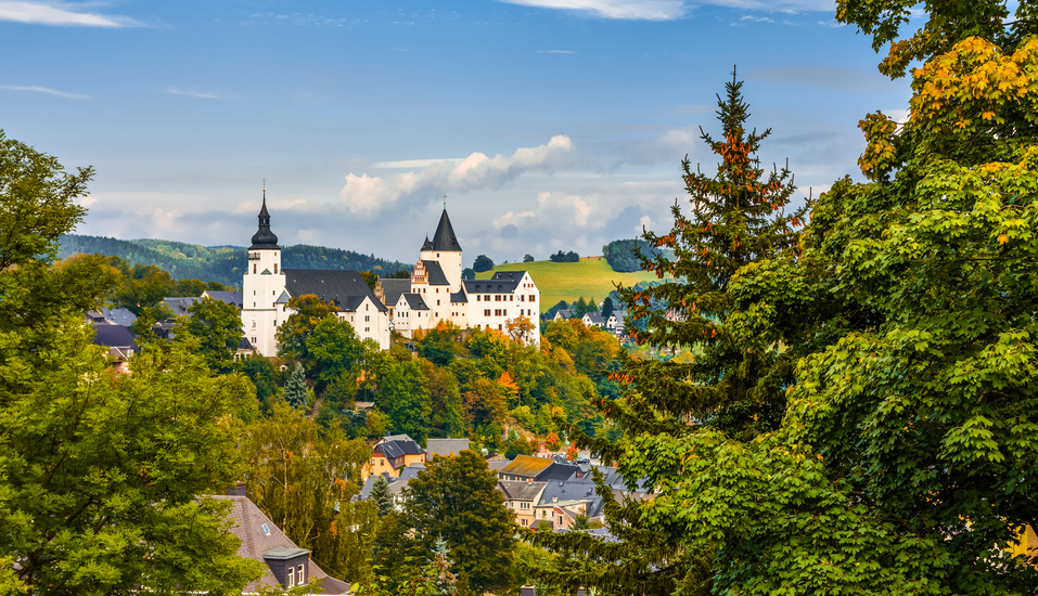 Besuchen Sie das im 12. Jahrhundert erbaute Schloss Schwarzenberg.