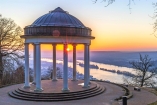 Genießen Sie vom Niederwalddenkmal aus den atemberaubenden Blick weit über den Rhein.