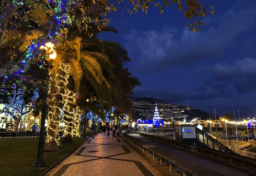 Schlendern Sie am Abend durch den weihnachtlichen Lichterglanz der Insel.
