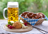 Genießen Sie bayerische Spezialitäten wie Obatzda mit Brezel und Bier.
