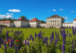 Auch das prunkvolle Schloss Nymphenburg mit Schlossgarten ist einen Besuch wert.