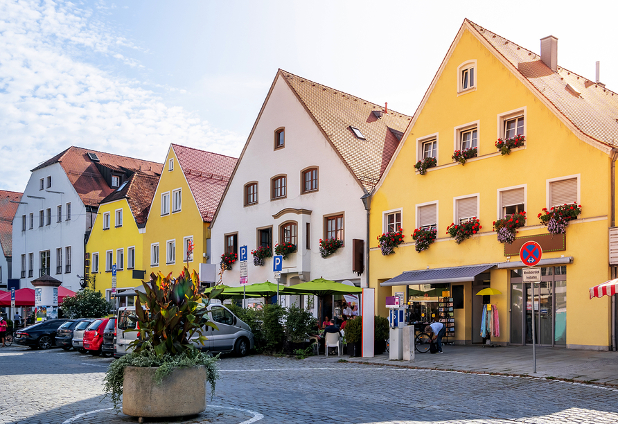 Die farbenfrohe Altstadt von Neumarkt in der Oberpfalz lädt zum Schlendern ein. 