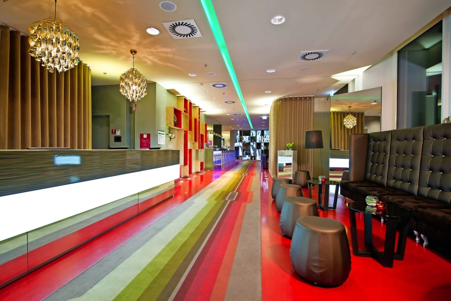 Die Hotel-Lobby ist farbenfroh gestaltet.