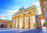 Erkunden Sie auch die schönsten Sehenswürdigkeiten Berlins wie zum Beispiel das Brandenburger Tor.