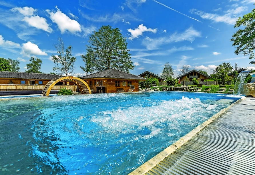 Willkommen zu Ihrer Auszeit im Hotel Rupertihof! Der beheizte Außenpool des Wellness und Spa Bergbads (ca. 500 m entfernt) bietet Erholung pur.