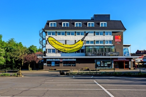 Die Außenfassade Ihres Hotels ziert eine riesengroße Banane.