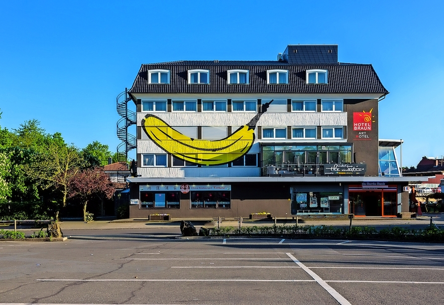 Die Außenfassade Ihres Hotels ziert eine riesengroße Banane.