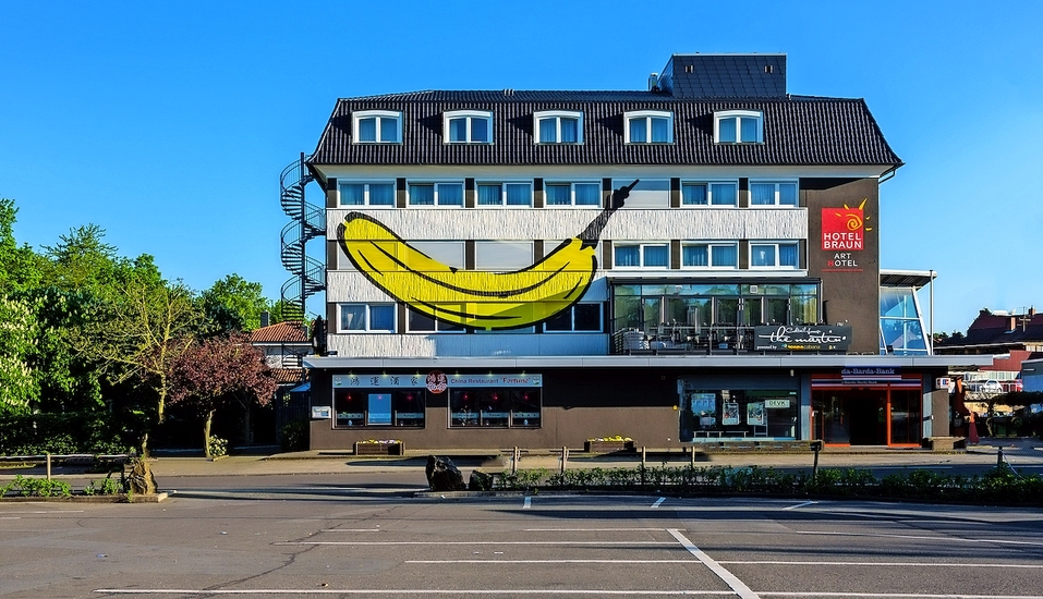 Die Außenfassade Ihres Hotels ziert eine riesengroße Banane.