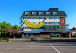 Die Außenfassade Ihres Hotels ziert eine riesengroße Banane.