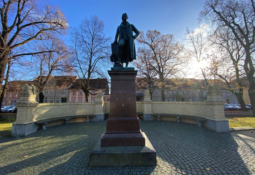 Denkmal zu Ehren des bedeutendsten Klassizismus-Architekten Karl Friedrich Schinkel.
