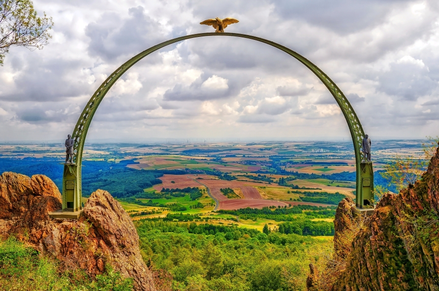 Naturidylle Pfalz: Wandern Sie am Adlerbogen auf dem Donnersberg vorbei!