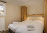 Schlafzimmerbeispiel der Chalets im Roompot Vakantiepark Kijkduin
