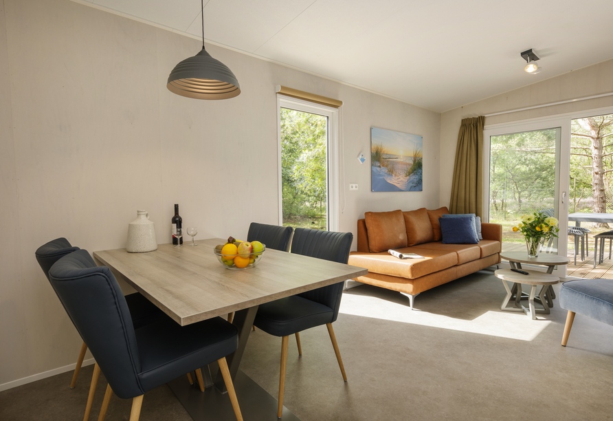 Wohnzimmerbeispiel der Chalets im Roompot Vakantiepark Kijkduin