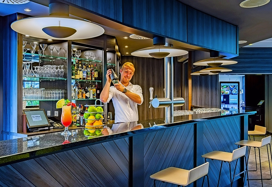 An der Bar des Hotels erwarten Sie leckere Getränke.