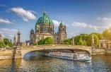 Der Berliner Dom liegt direkt an der Spree. 