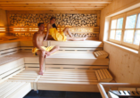 Die Sauna im Partnerhotel Waldhotel an Notschreipass bietet einen herrlichen Blick auf die umliegende Naturlandschaft.