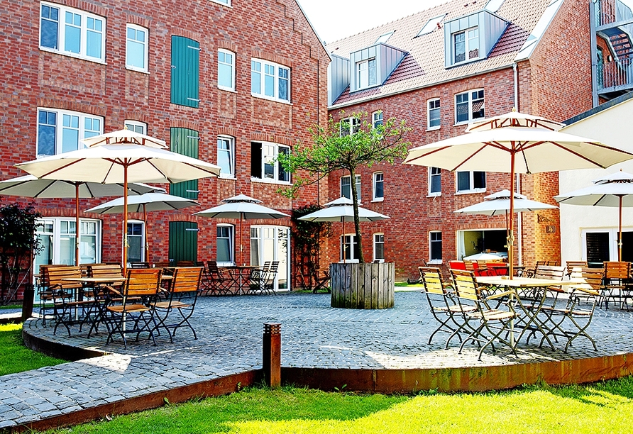 DIe Terrasse des Hotels lädt zum Verweilen ein.