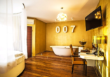 Beispiel einer Junior-Suite (hier: James Bond Junior Suite) im Landhotel Beverland