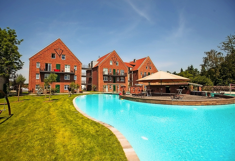 Entspannen Sie bei schönem Wetter am Außenpool.