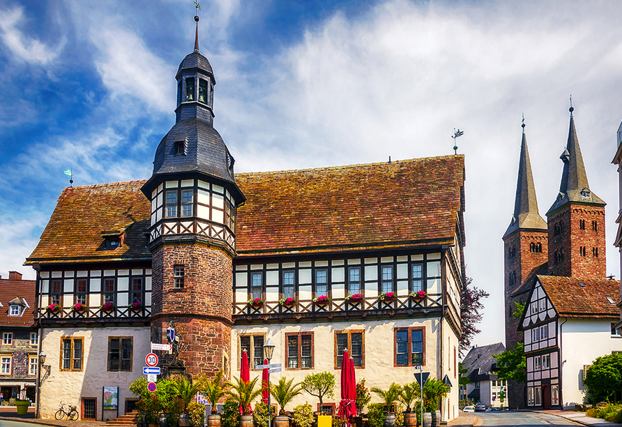 Bei einem Spaziergang durch die Altstadt kommen Sie auch am historischen Rathaus Höxters vorbei.