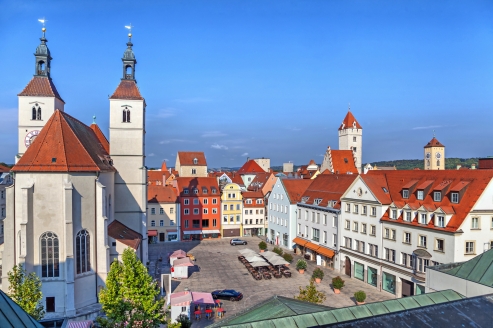Blick auf die eindrucksvolle Neupfarrkirche in Regensburg.
