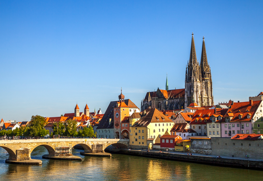 Regensburg erwartet Sit mit zahlreichen Sehenswürdigkeiten wie dem Dom St. Peter.