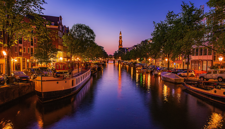 Die Grachten in Amsterdam bei Nacht werden Sie beeindrucken.